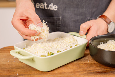 Käse auf den Cannelloni verteilen