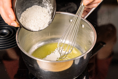 Mehl in die Butter rühren