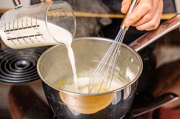 Milch zur Mehlschwitze geben