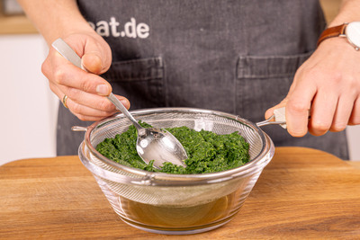 Spinat ausdrücken