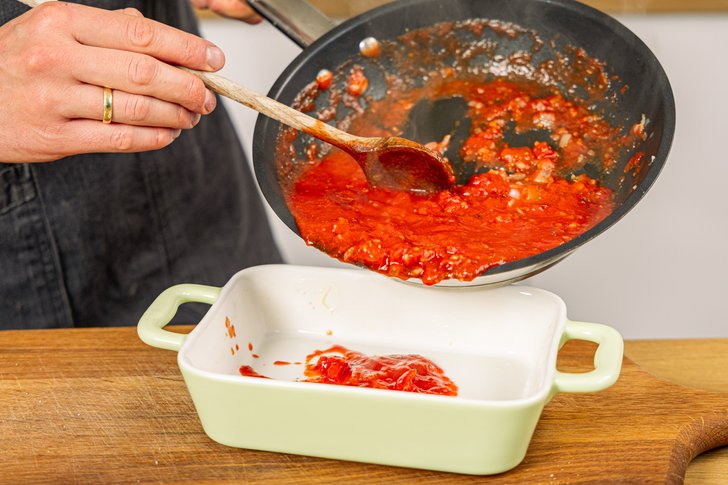 Tomatensauce in Auflaufform geben