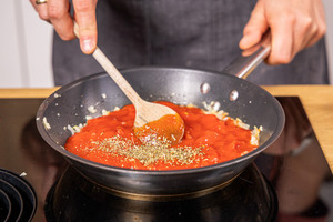 Tomatensauce rühren