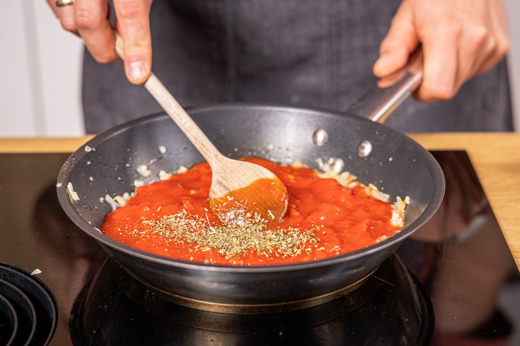 Tomatensauce rühren