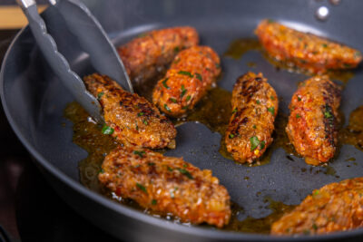 Cevapcici mit Ajvar braten