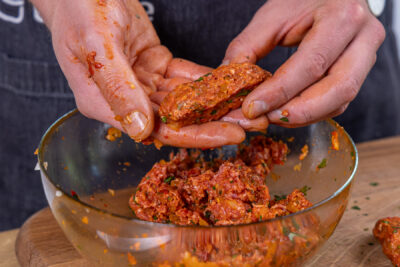 Cevapcici mit Ajvar formen