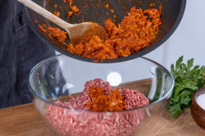 Zwiebelmasse zum Hack geben