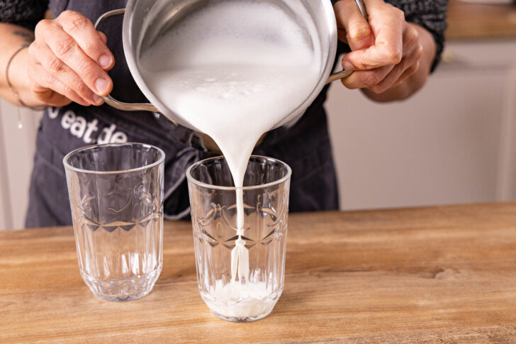 Heiße Milch eingießen