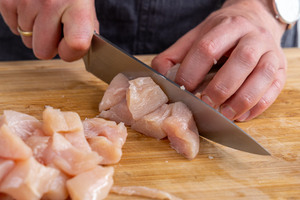 Hähnchen schneiden