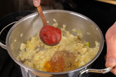 Tomatenmark dazugeben