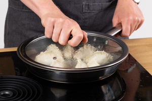 Dumplinge in der Pfanne dämpfen
