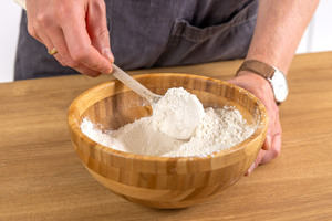 Mehlmischung vermengen