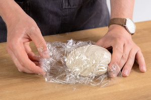Dumplingteig in Frischhaltefolie verpacken