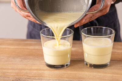Eierlikör Panna Cotta in Gläser füllen
