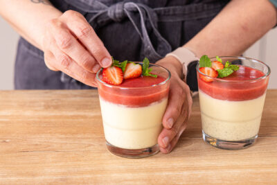 Eierlikör Panna Cotta dekorieren