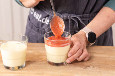 Fruchtsoße auf die Eierlikör Panna Cotta geben