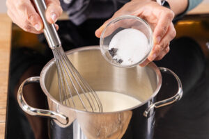 Vanille und Zucker zur Sahne und Milch geben