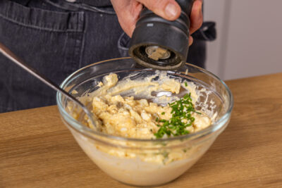 Eiersalat mit Hüttenkäse pfeffern
