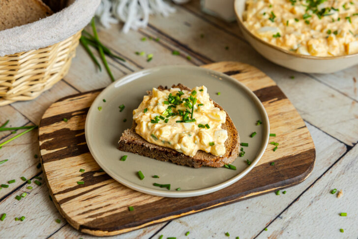 Eiersalat mit Hüttenkäse auf frischem Brot