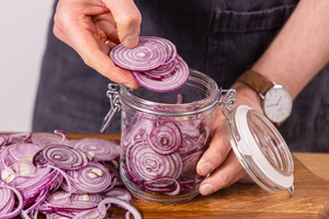 Zwiebelringe ins Glas füllen