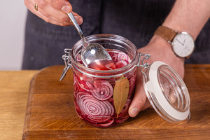 Zwiebeln runter drücken