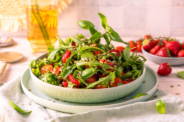 Erdbeersalat mit Tomaten und Rucola