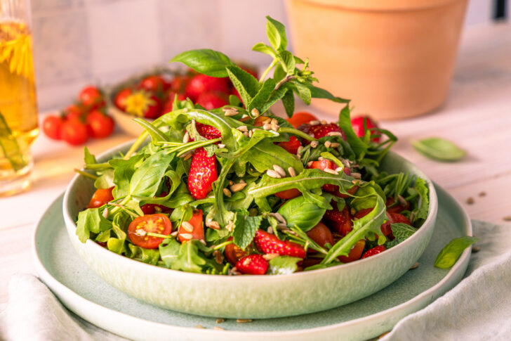 Erdbeersalat mit Tomaten und Rucola