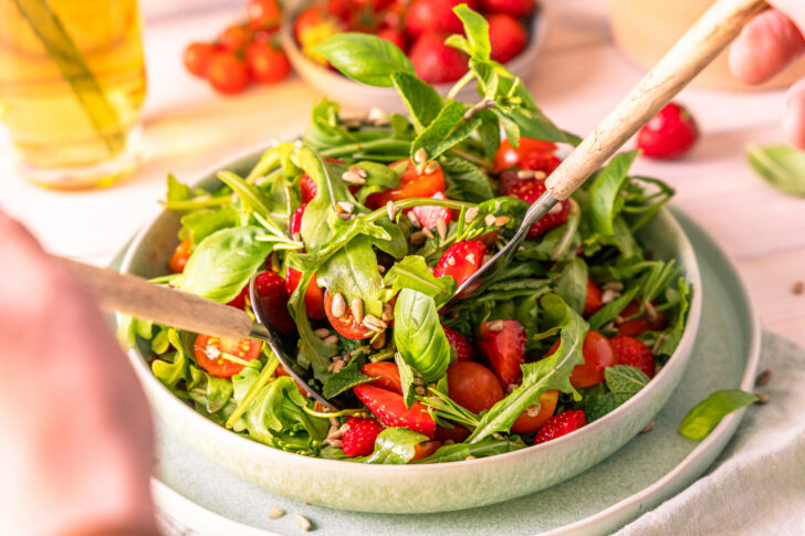 Erdbeersalat mit Tomaten und Rucola servieren
