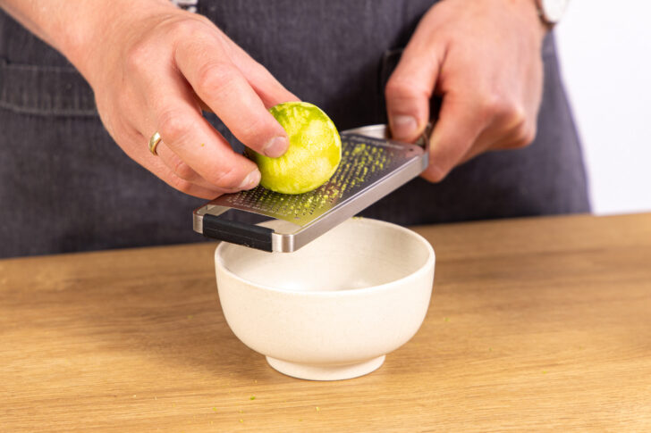 Limettenschale abreiben