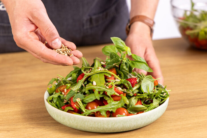 Erdbeersalat mit Sonnenblumenkernen servieren