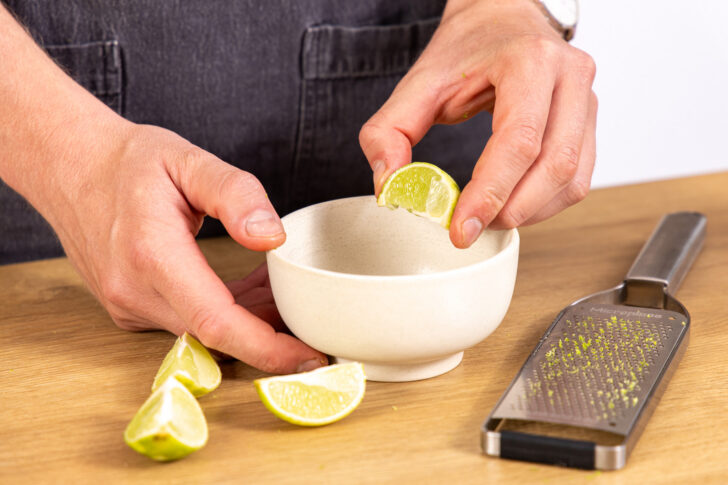 Limettensaft auspressen