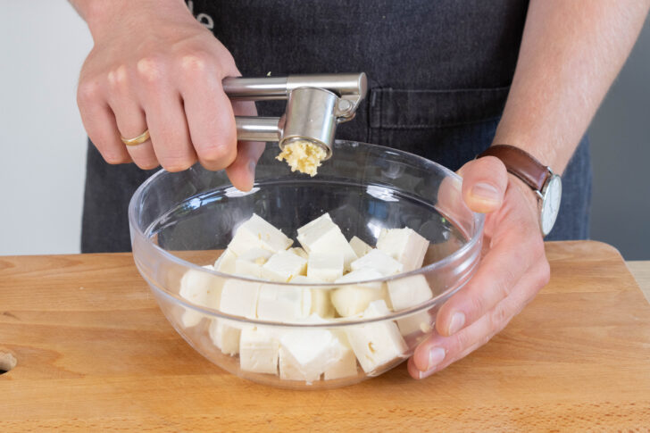 Knoblauch pressen