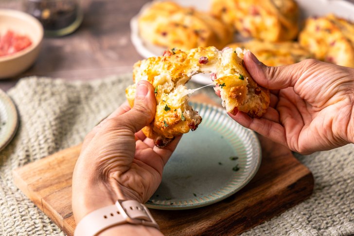 Flammkuchen Franzbrötchen servieren