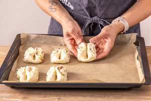 Flammkuchen Franzbrötchen aufs Blech legen