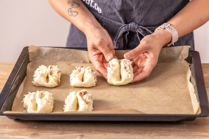 Flammkuchen Franzbrötchen aufs Blech legen