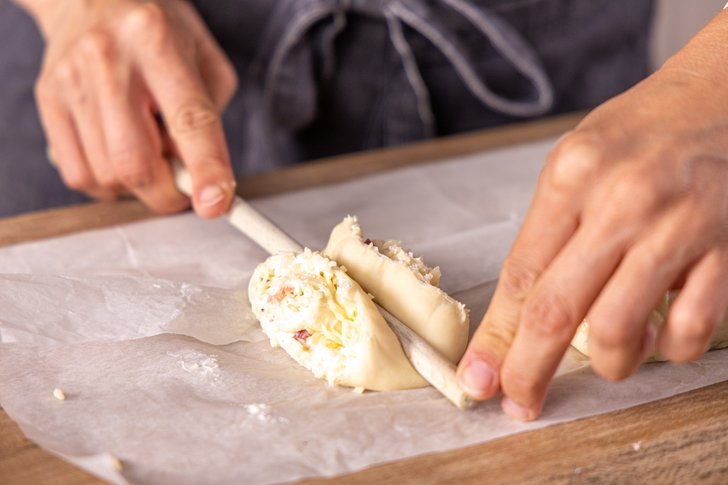 Franzbrötchen mit einem Stiel eindrücken