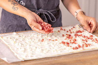 Teig mit Schinkenwürfel belegen