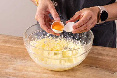 Ei zur Buttermasse geben