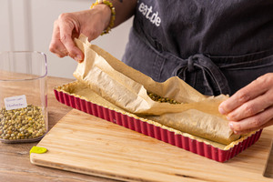 Erbsen mit Backpapier entfernen