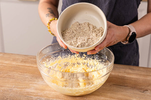 gemahlene Mandeln zur Creme geben