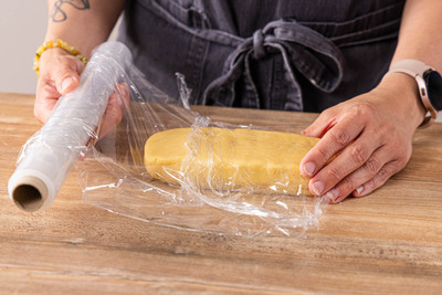 Mürbeteig in frischhaltefolie einpacken