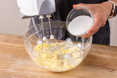 Zucker zur Butter geben