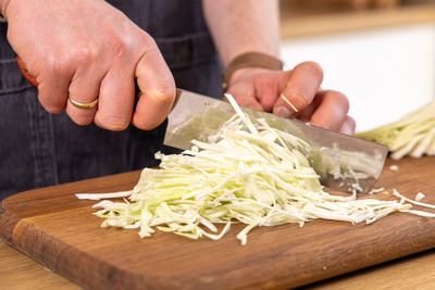 Spitzkohl schneiden