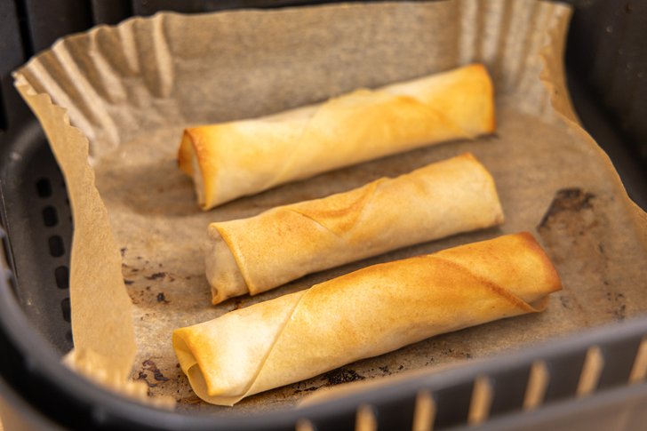 Frühlingsrollen in der Heißluftfritteuse garen