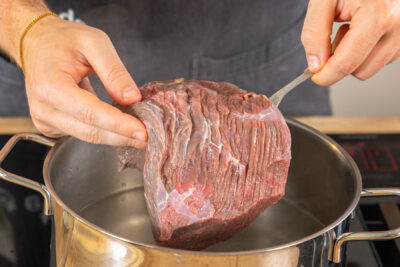 Rindfleisch in den Topf dazugeben