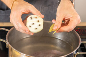 Zwiebel und Lorbeerblätter dazugeben