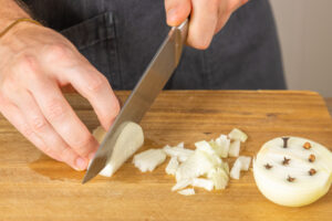 Zwiebel schneiden