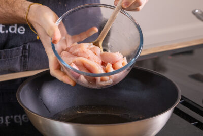 Hähnchen in Wok geben