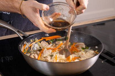 Sojasosse in Wok geben