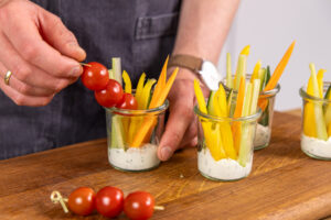 Gläser mit Gemüsesticks füllen