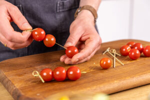 Tomaten aufspießen